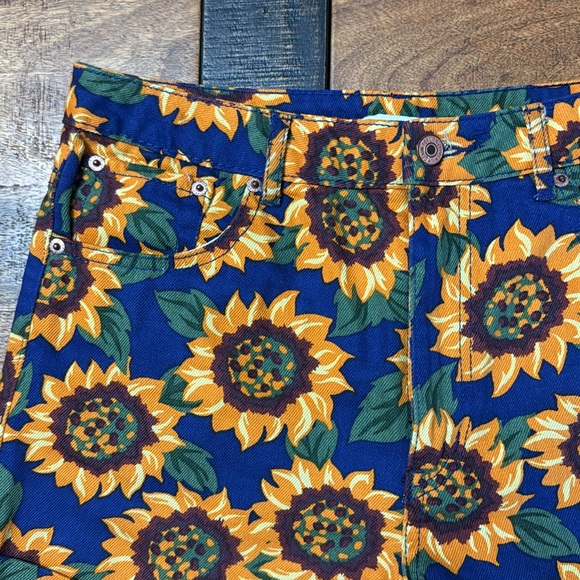Retro 90s sunflower all over print high waisted cuffed denim shorts - Picture 3 of 10